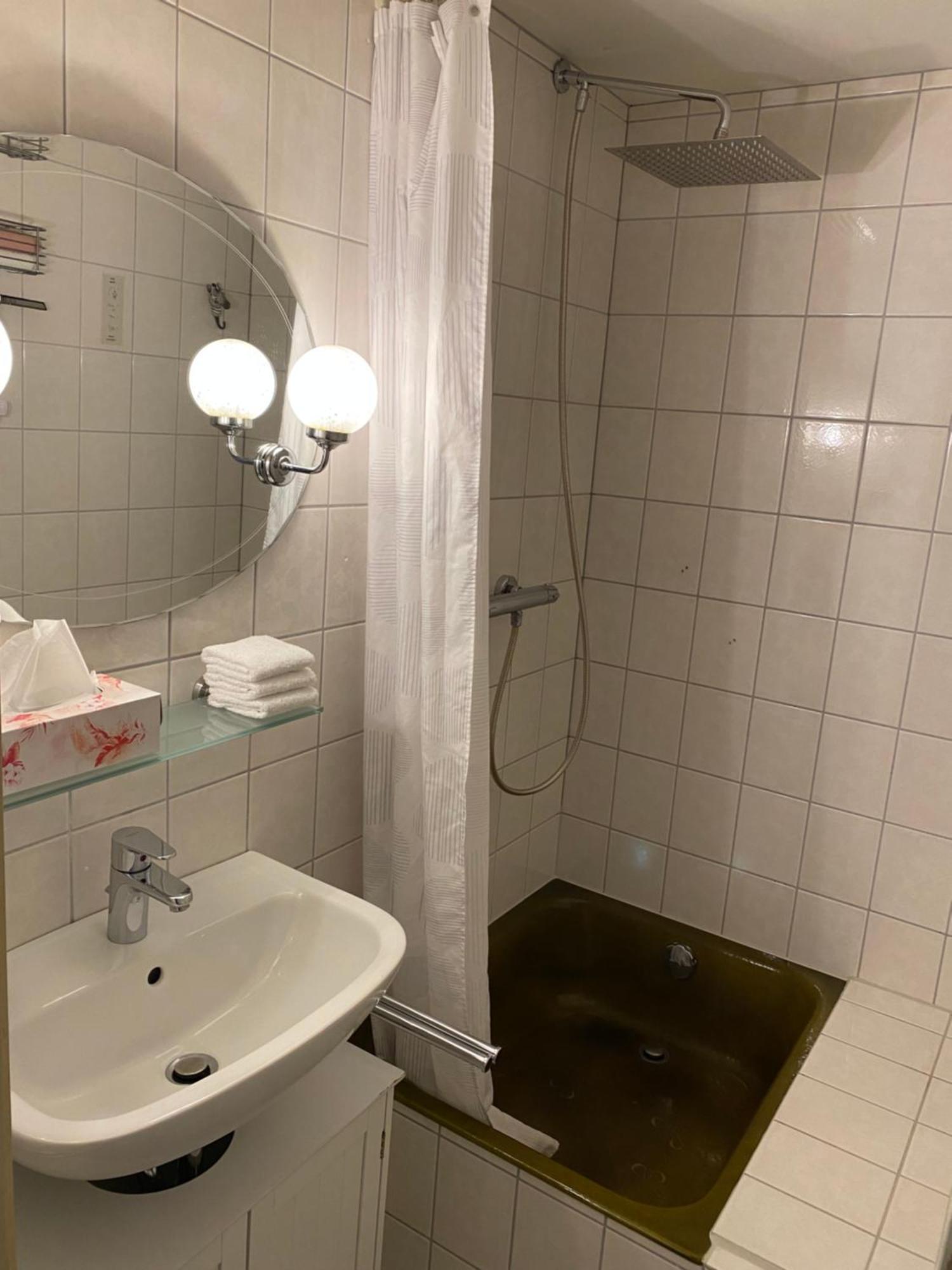 Privartzimmer 'Ausfahrt Freihalten' Husum  Exterior foto